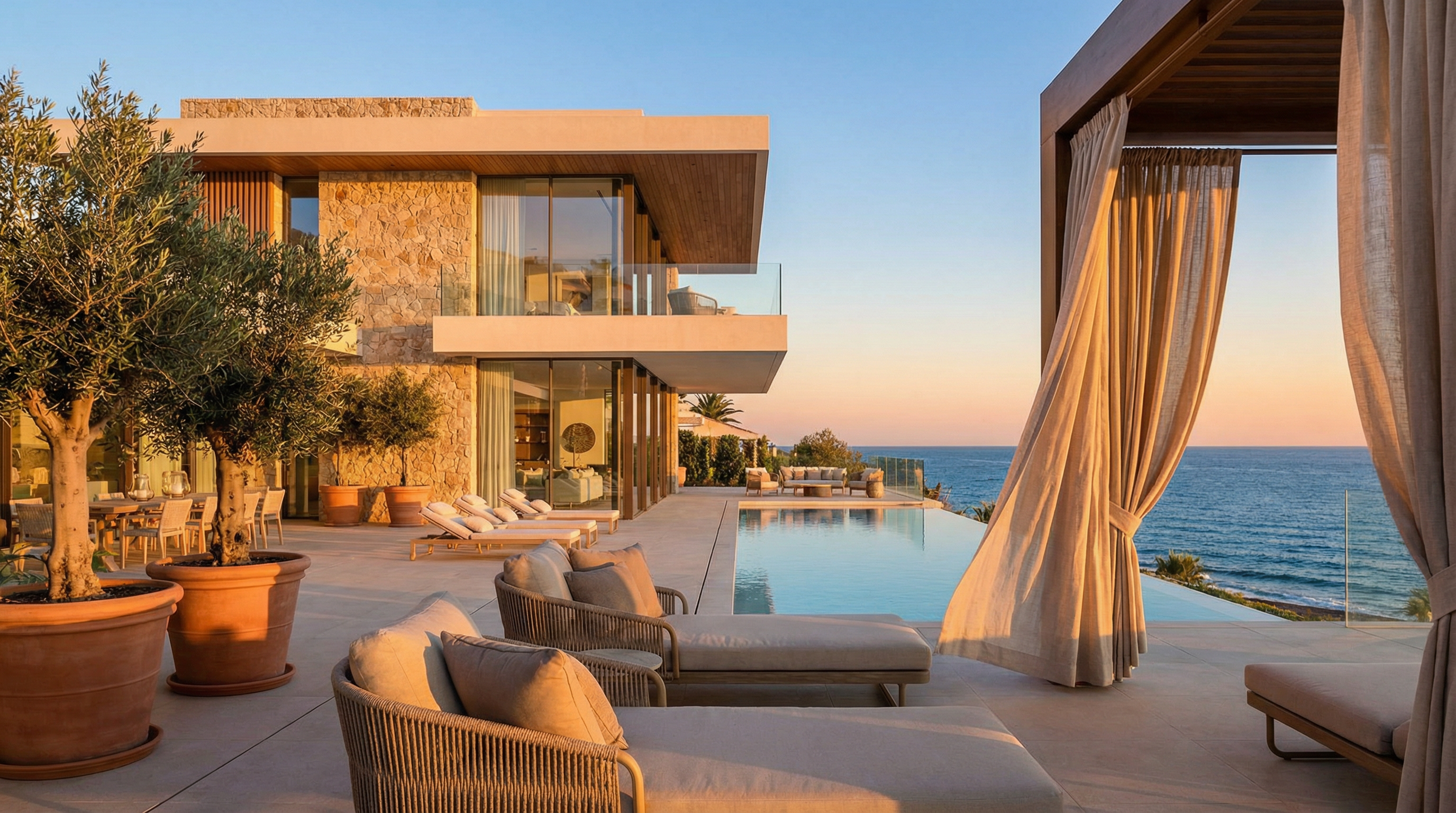 Breathtaking beachfront property på Costa del Sol med store glasvinduer, moderne design og en rummelig terrasse, der har udsigt til havet.