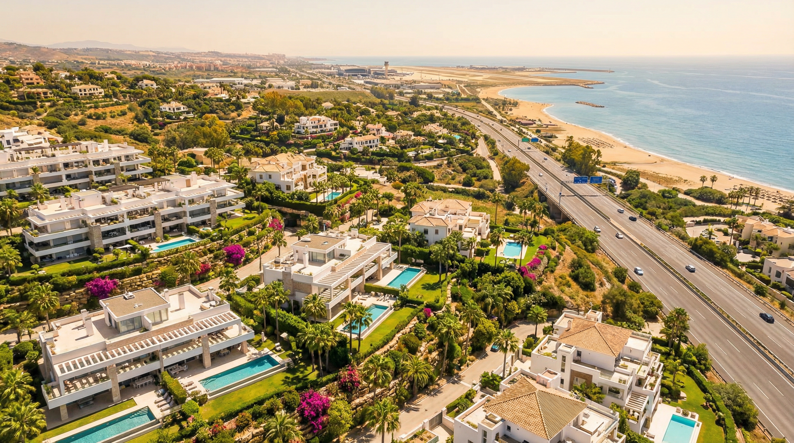 Vue aérienne spectaculaire de la Costa del Sol avec des villas modernes entourées de verdure méditerranéenne, près de l'aéroport de Málaga.