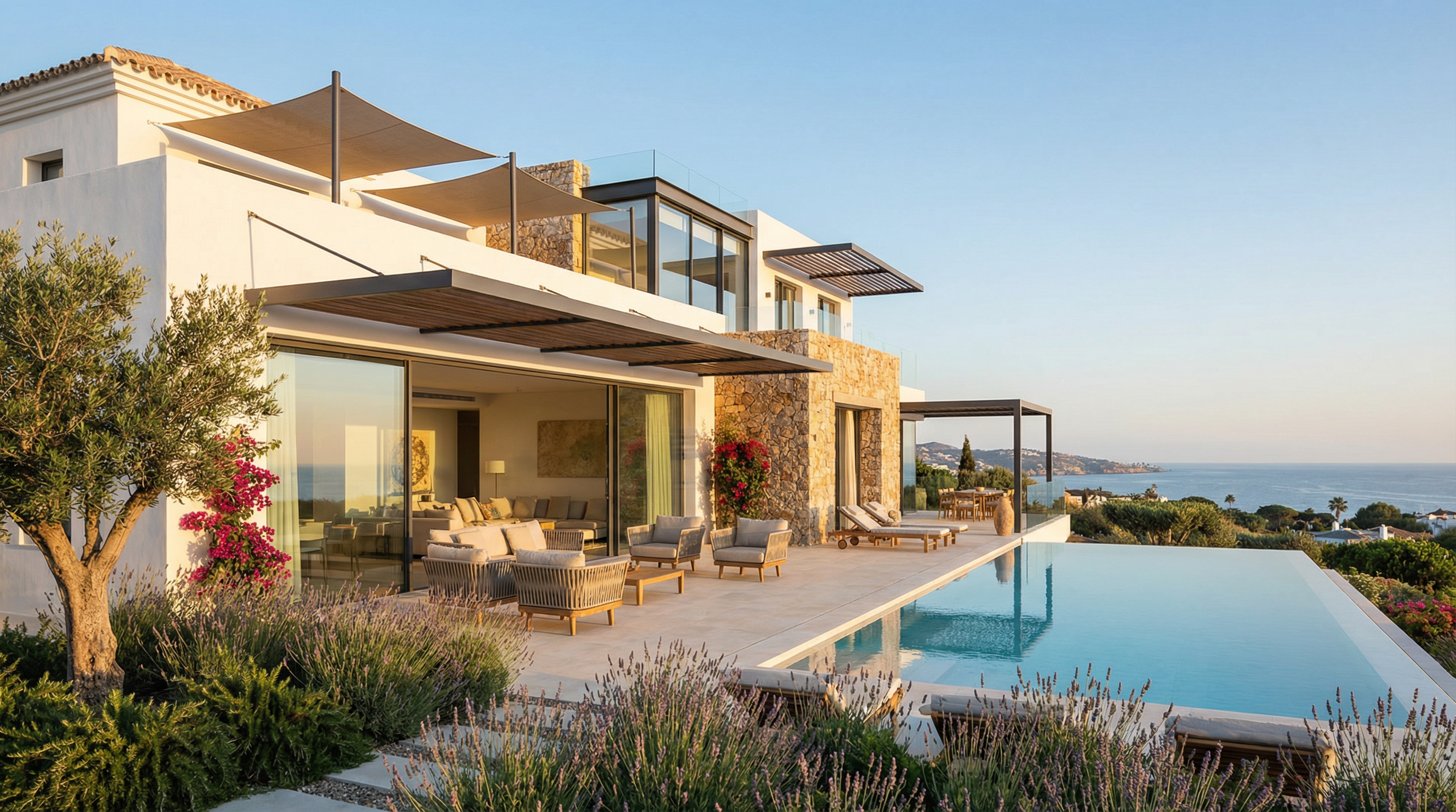 Moderne Mediterrane villa aan de Costa del Sol met witte gevels, grote ramen en luxe terras, omgeven door een groene tuin en de zee.