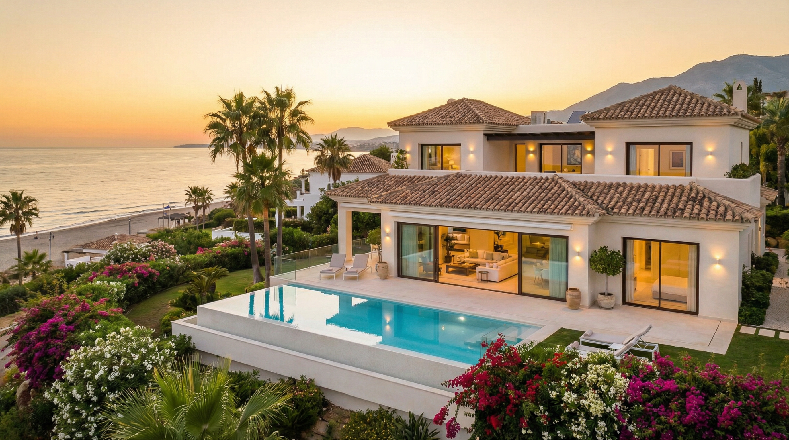 Luksusowa willa na Costa del Sol z nowoczesnym, śródziemnomorskim designem otoczona bujnymi ogrodami i palmami, z widokiem na plażę i ocean.