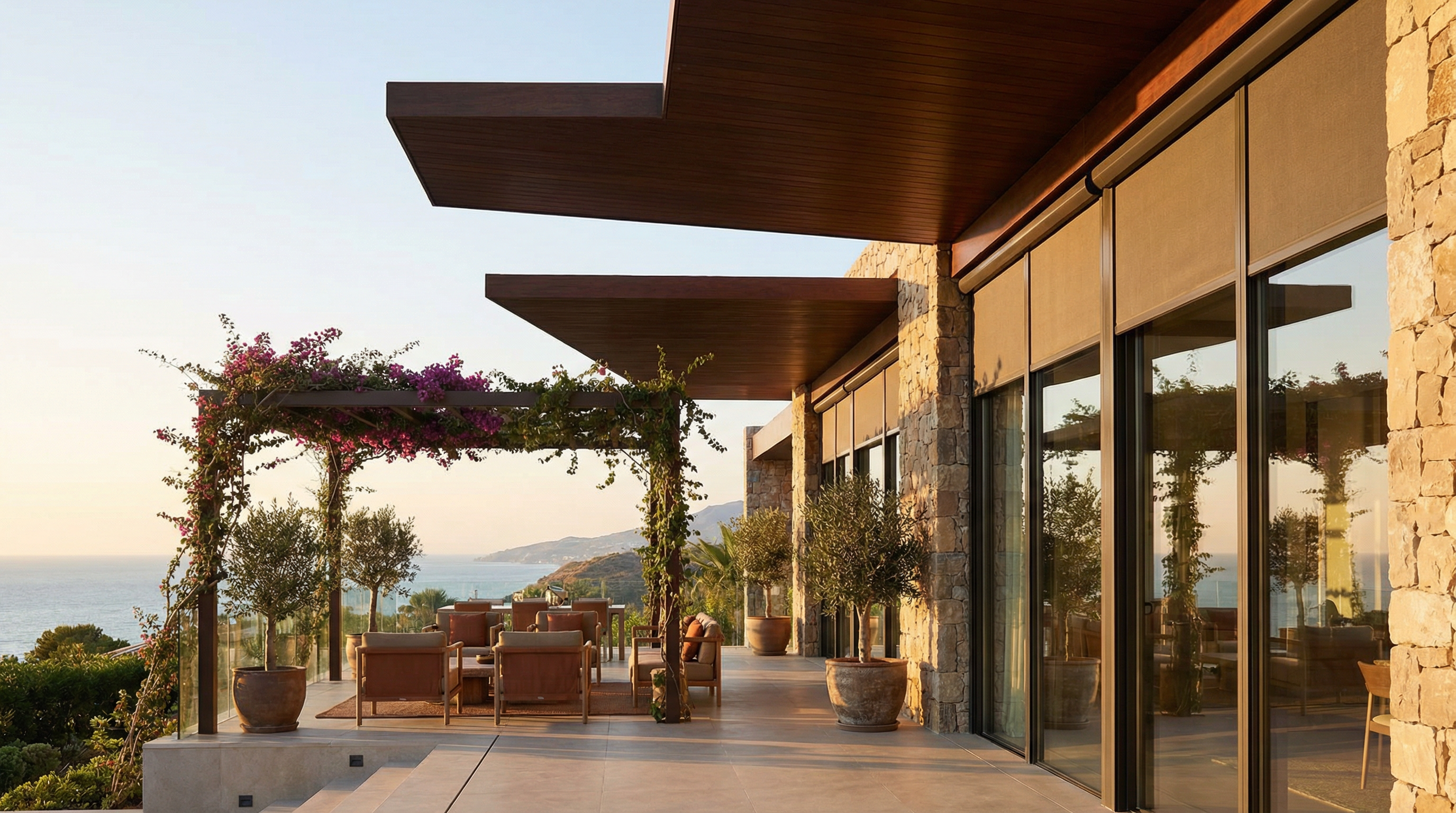 Upea rannikkovilla Costa del Solilla, yhdistäen Välimerellisen arkkitehtuurin ja nykyaikaisen muotoilun, auringonlaskun valossa.