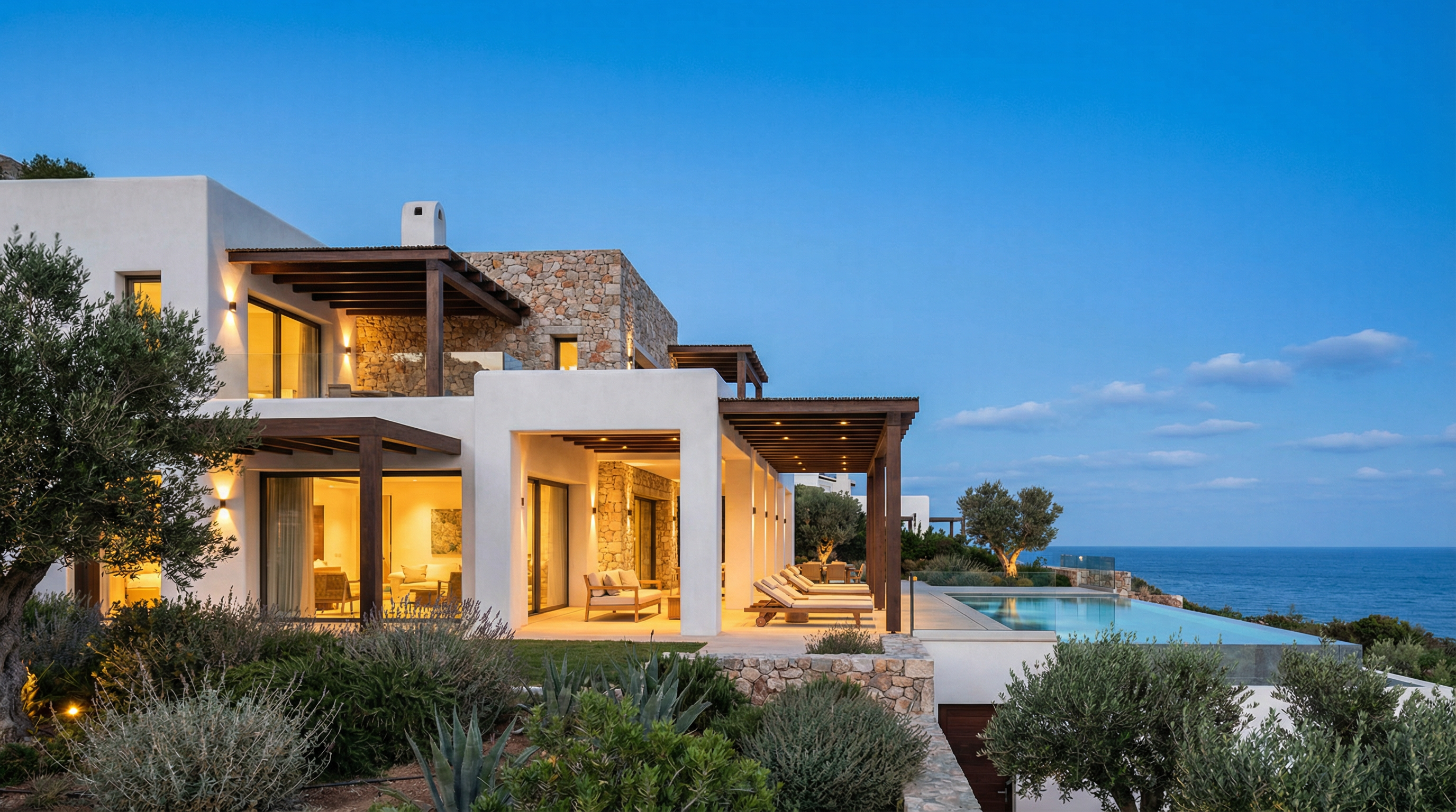 Moderne hybridvilla på Costa del Sol, der kombinerer middelhavsstil med nutidig design. Lush landskaber, store vinduer og havudsigt.