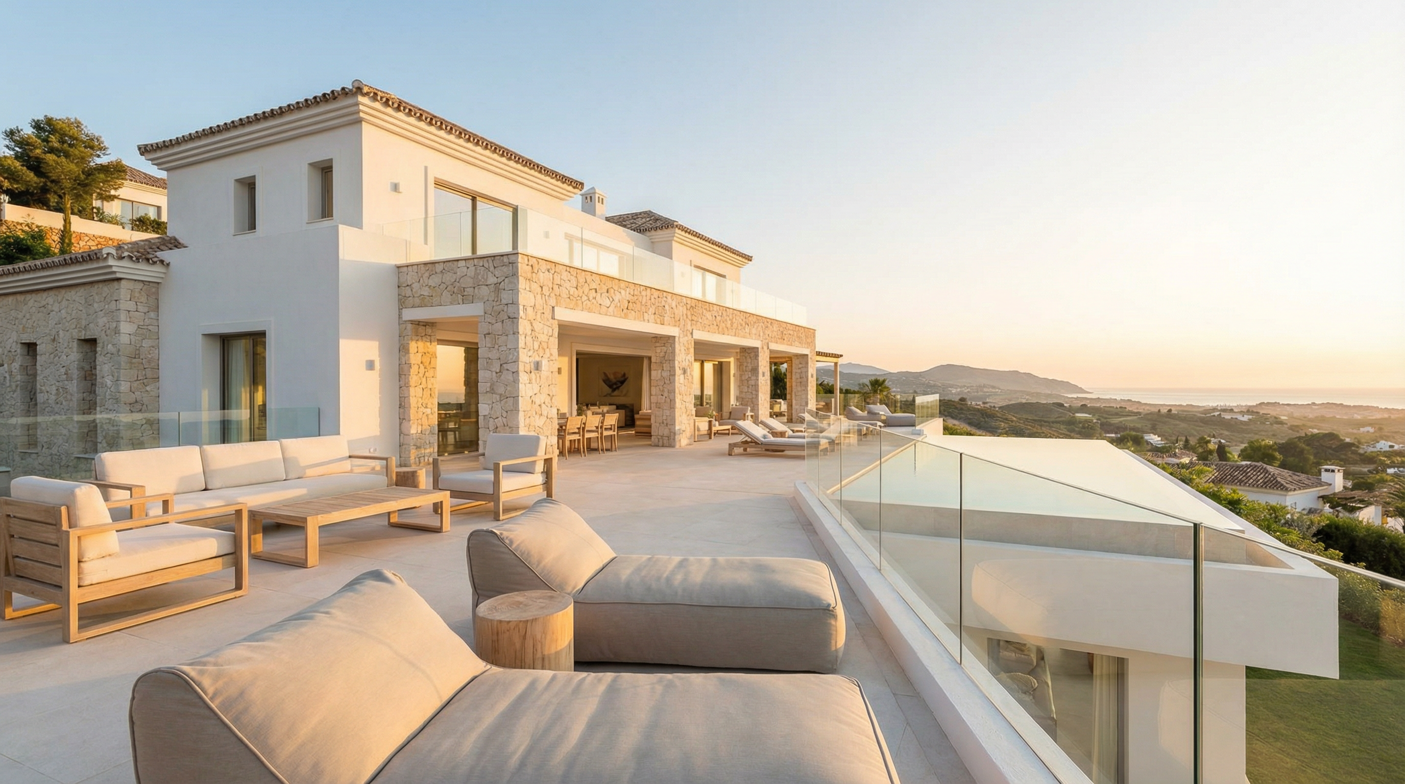 En moderne middelhavsvilla på Costa del Sol som viser elegant arkitektur, frodige hager og en fredelig utendørsterrasse under en levende blå himmel.