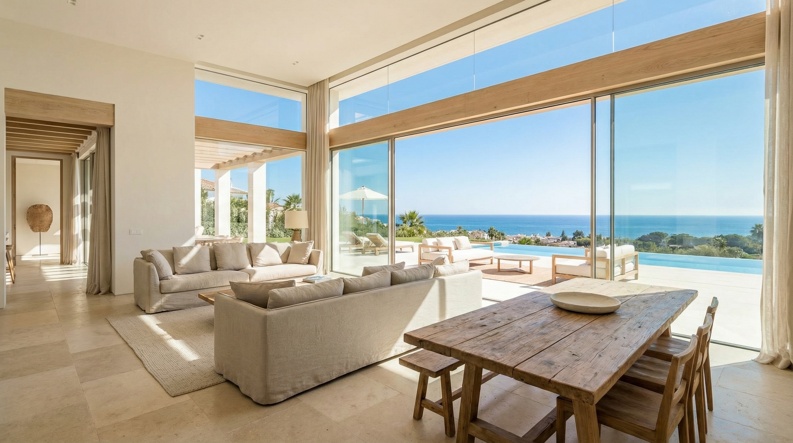 Een moderne mediterrane villa aan de Costa del Sol met elegante architectuur, weelderige tuinen en een sereen buitenterras onder een levendige blauwe lucht.