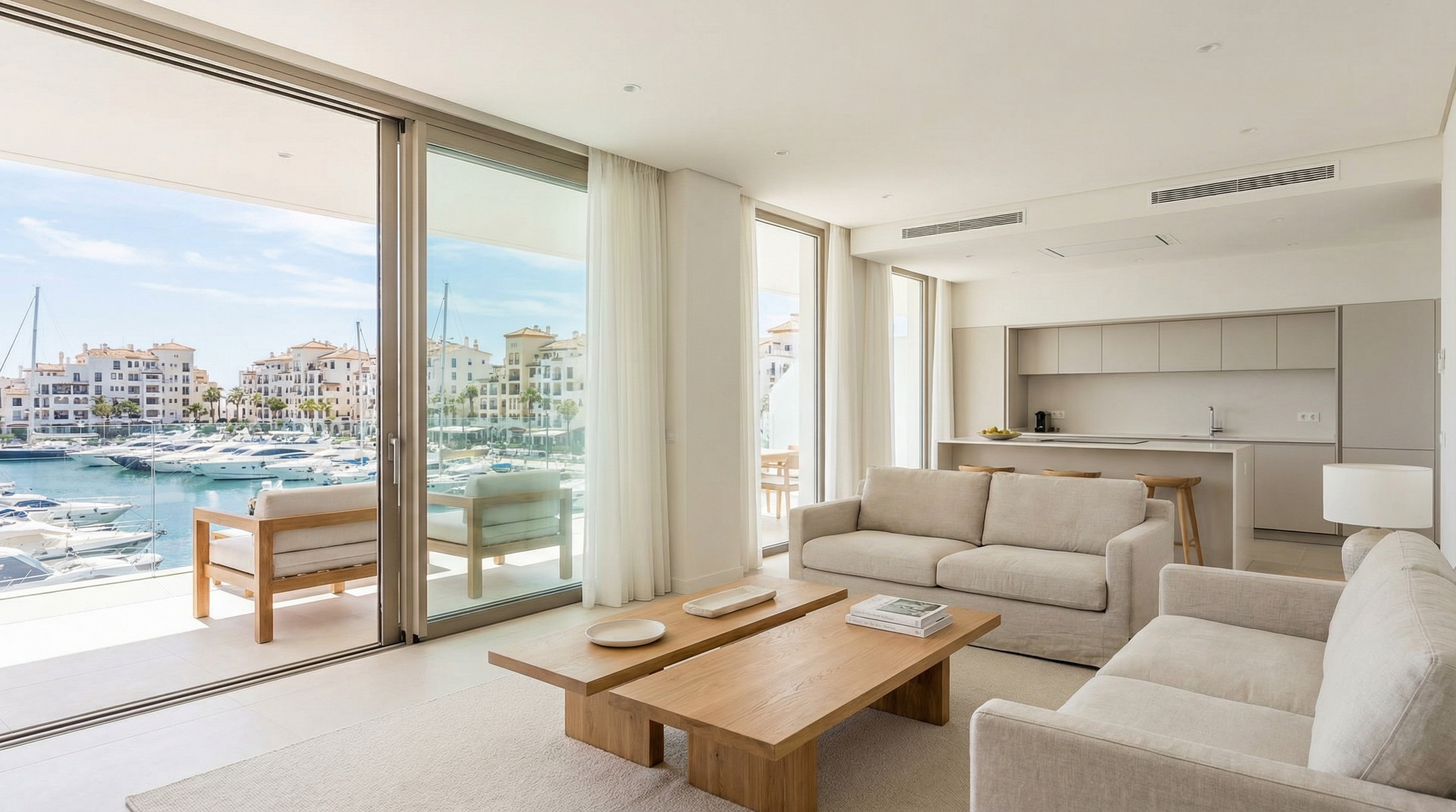 Nowoczesna śródziemnomorska willa na Costa del Sol, prezentująca elegancką architekturę, bujne ogrody i spokojny taras zewnętrzny pod jaskrawym błękitnym niebem.