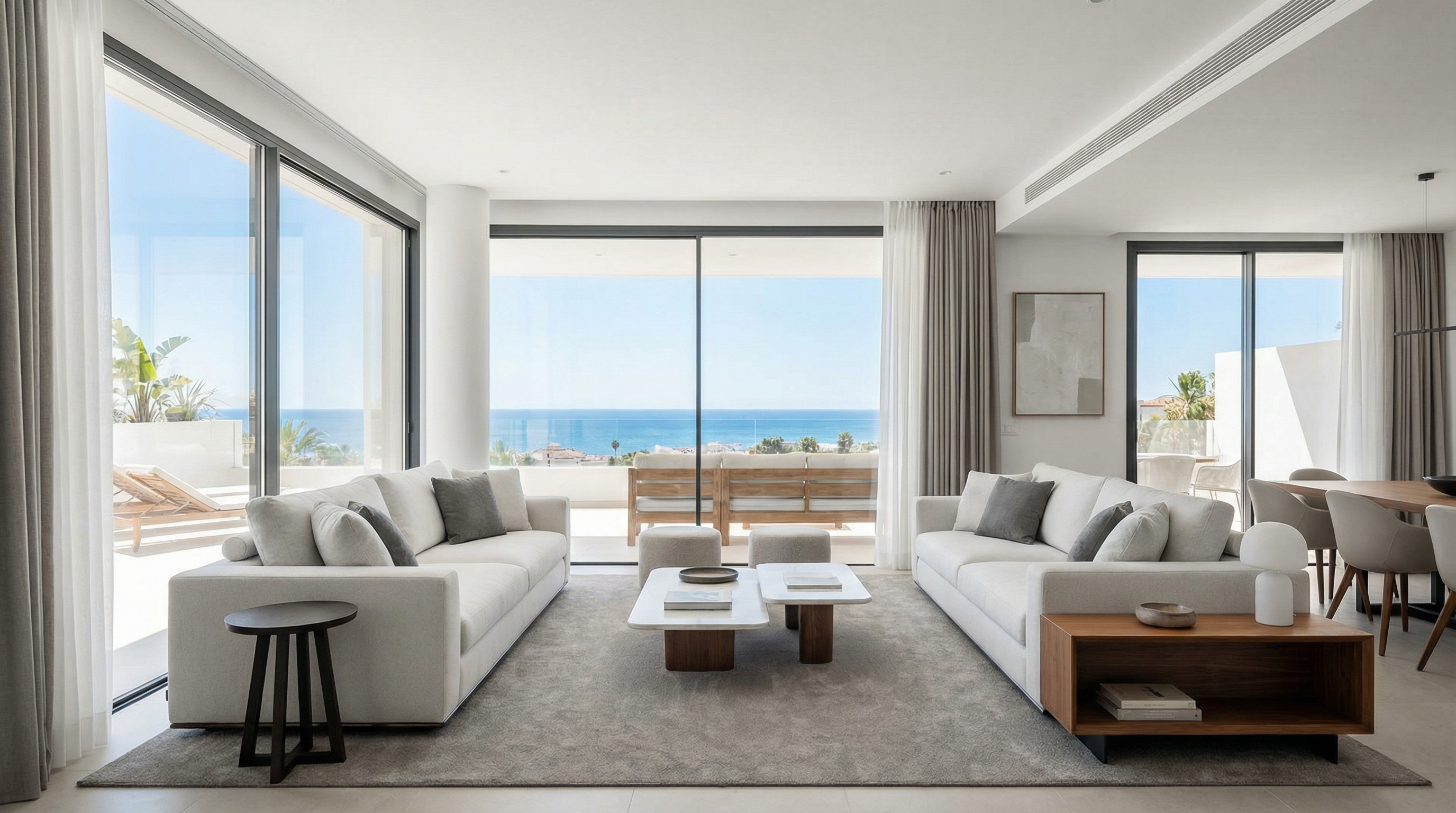 Nowoczesna willa śródziemnomorska na Costa del Sol prezentująca elegancką architekturę, bujne ogrody i spokojny taras zewnętrzny pod żywym, niebieskim niebem.