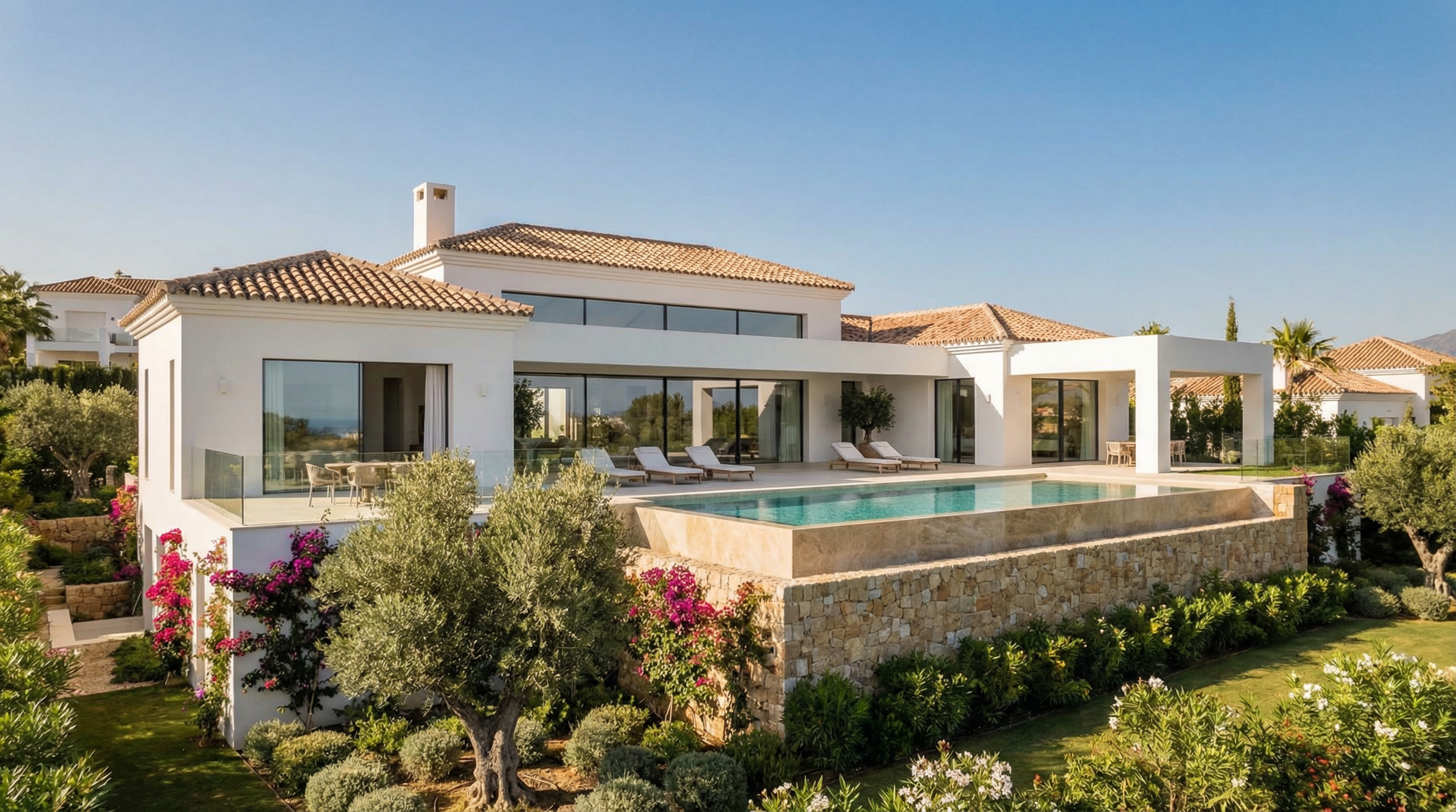Egy modern mediterrán villa a Costa del Sol-on, elegáns építészettel, buja kertekkel és nyugodt szabadtéri terasszal ragyogó kék ég alatt.