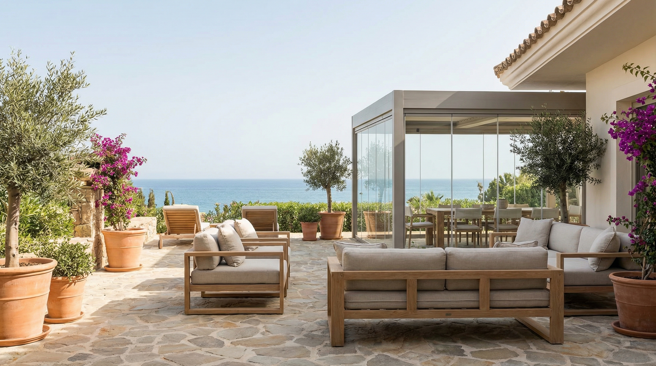 Moderni välimerellinen huvila Costa del Solissa esittelee eleganttia arkkitehtuuria, reheviä puutarhoja ja rauhallista ulkoterassia kirkkaansinisen taivaan alla.