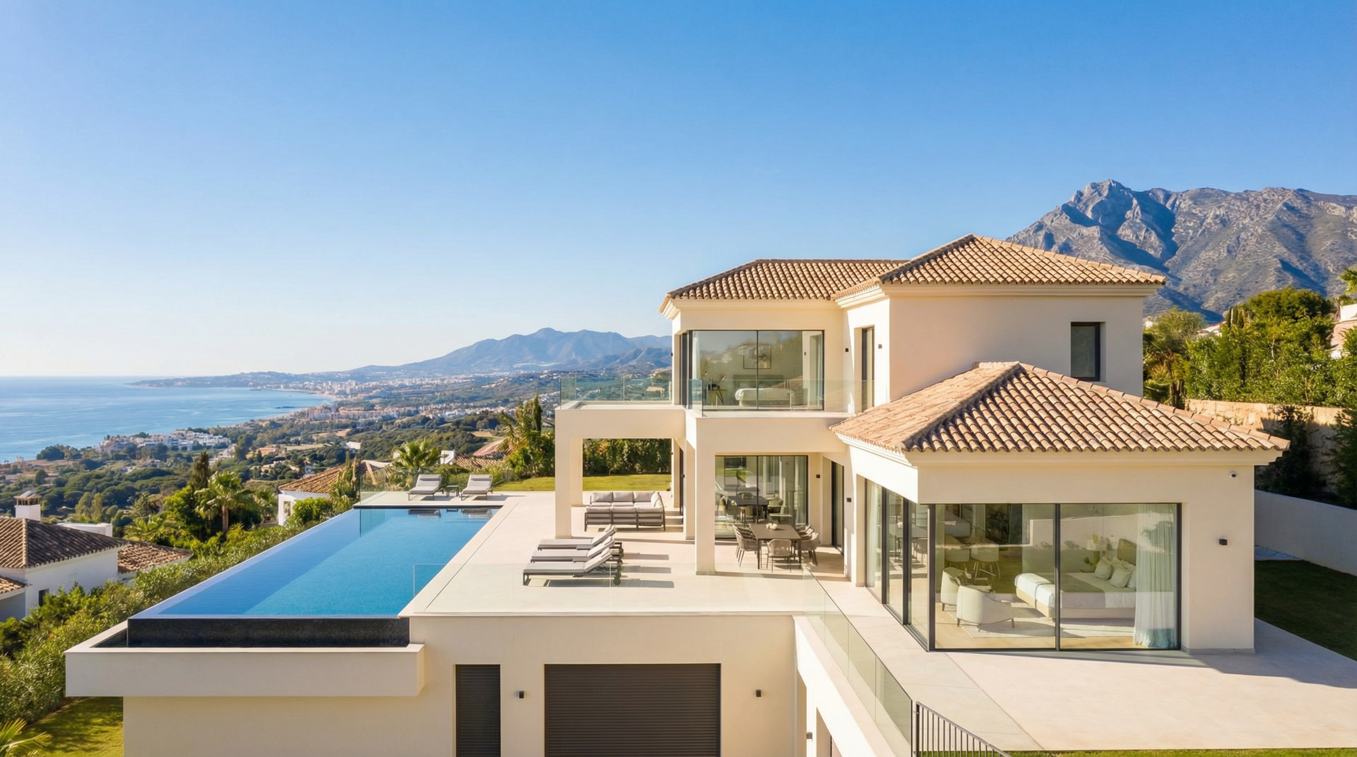 Nowoczesna willa śródziemnomorska na Costa del Sol prezentująca elegancką architekturę, bujne ogrody i spokojny taras zewnętrzny pod żywym błękitnym niebem.