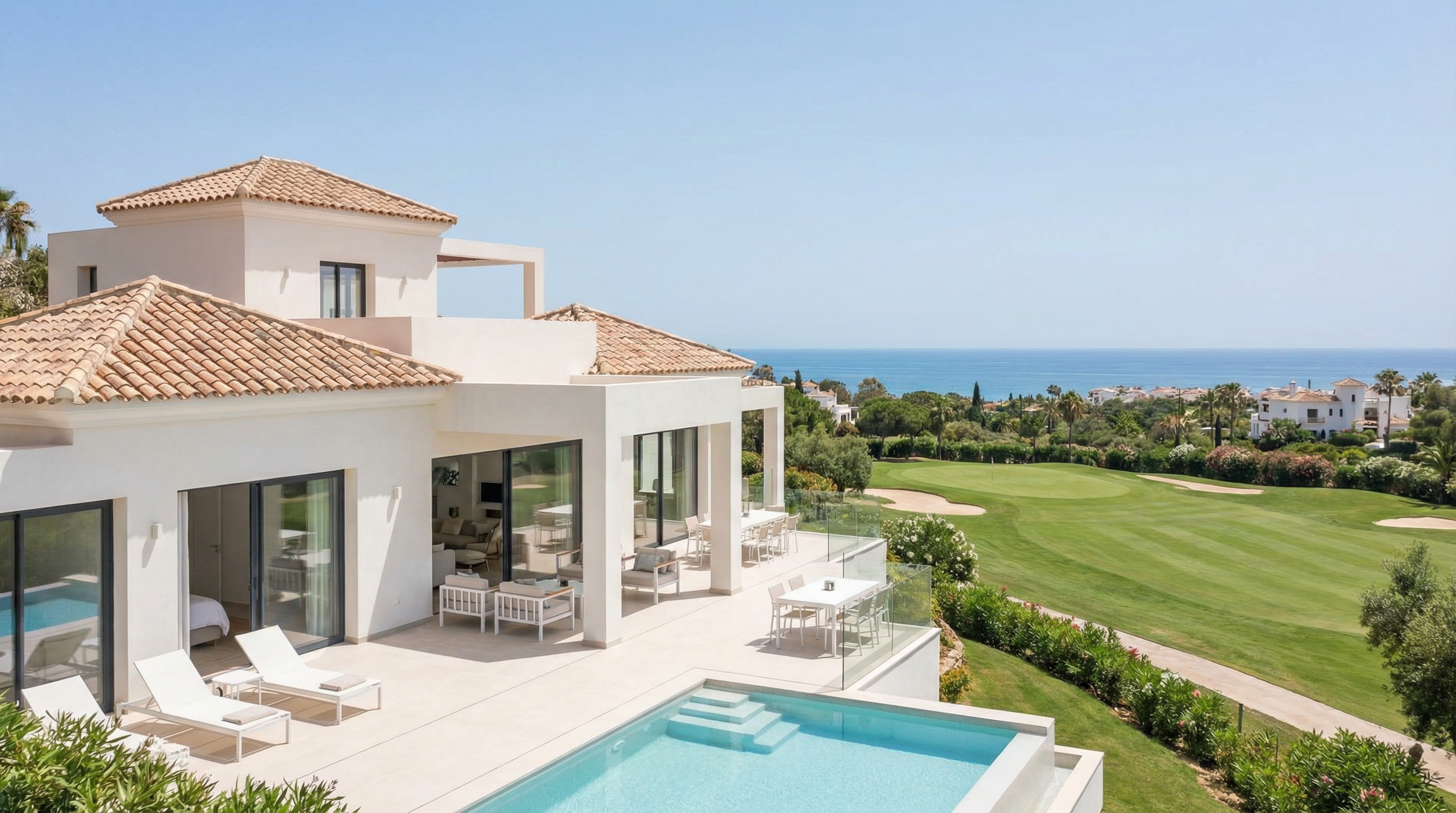 En modern Medelhavsvilla i Costa del Sol med elegant arkitektur, frodiga trädgårdar och en rofylld utomhusterrass under en livfull blå himmel.