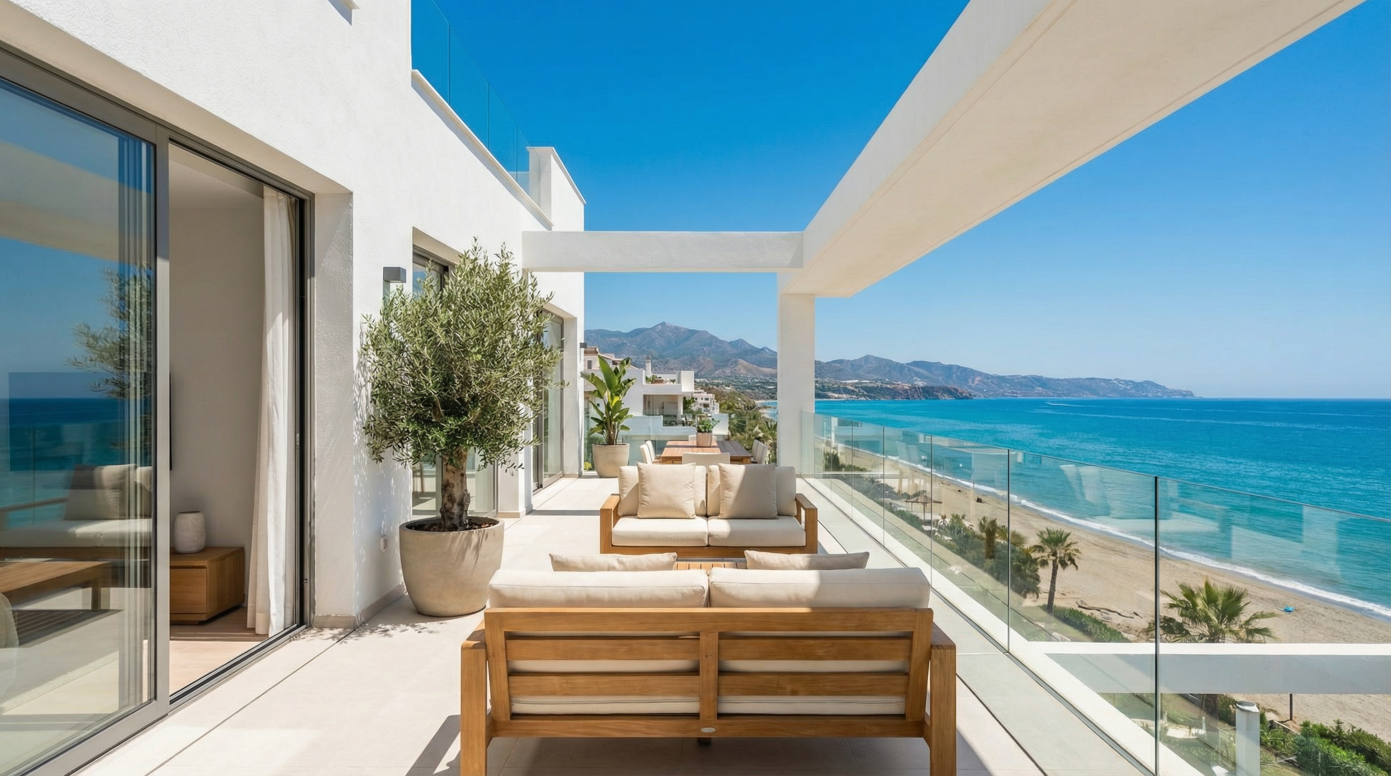 Een moderne mediterrane villa in Costa del Sol met elegante architectuur, weelderige tuinen en een serene buitenterras onder een levendige blauwe lucht.