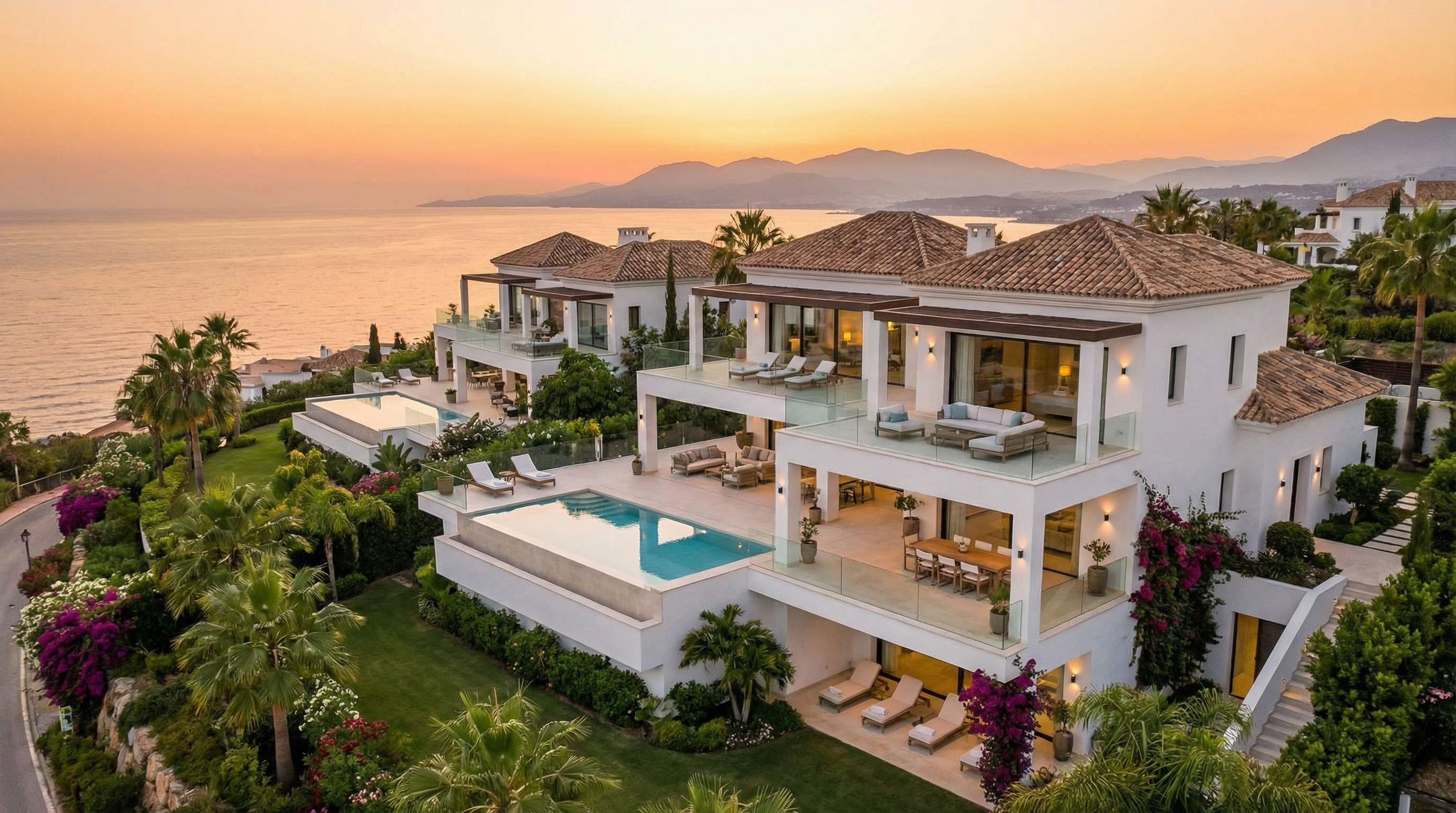 Légi fotó egy luxus branded lakásról a Costa del Sol-on, modern mediterrán építészet, naplemente fénye, privát végtelen medencék és gyönyörű kertek.