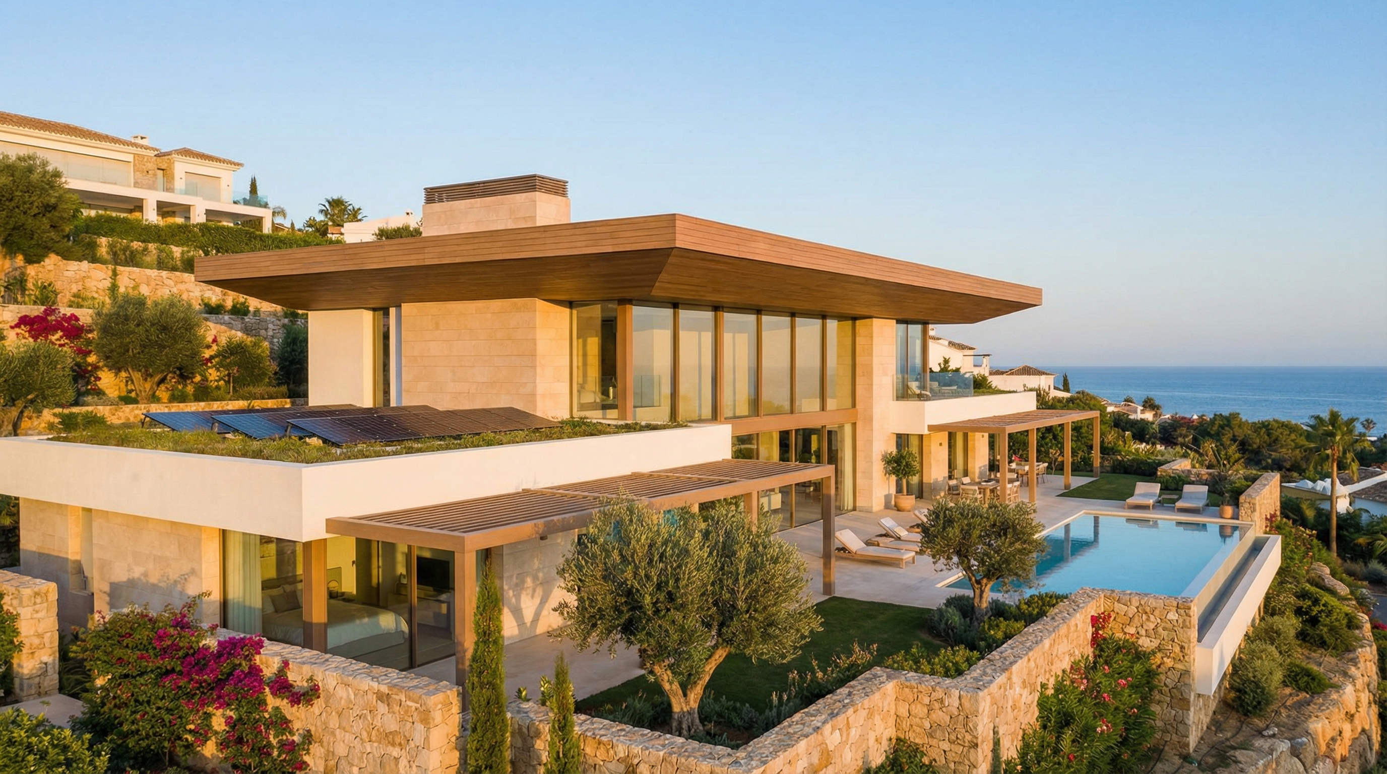 Une villa moderne sur la Costa del Sol, alliant charme méditerranéen et design contemporain, entourée de verdure et avec vue sur la côte méditerranéenne.