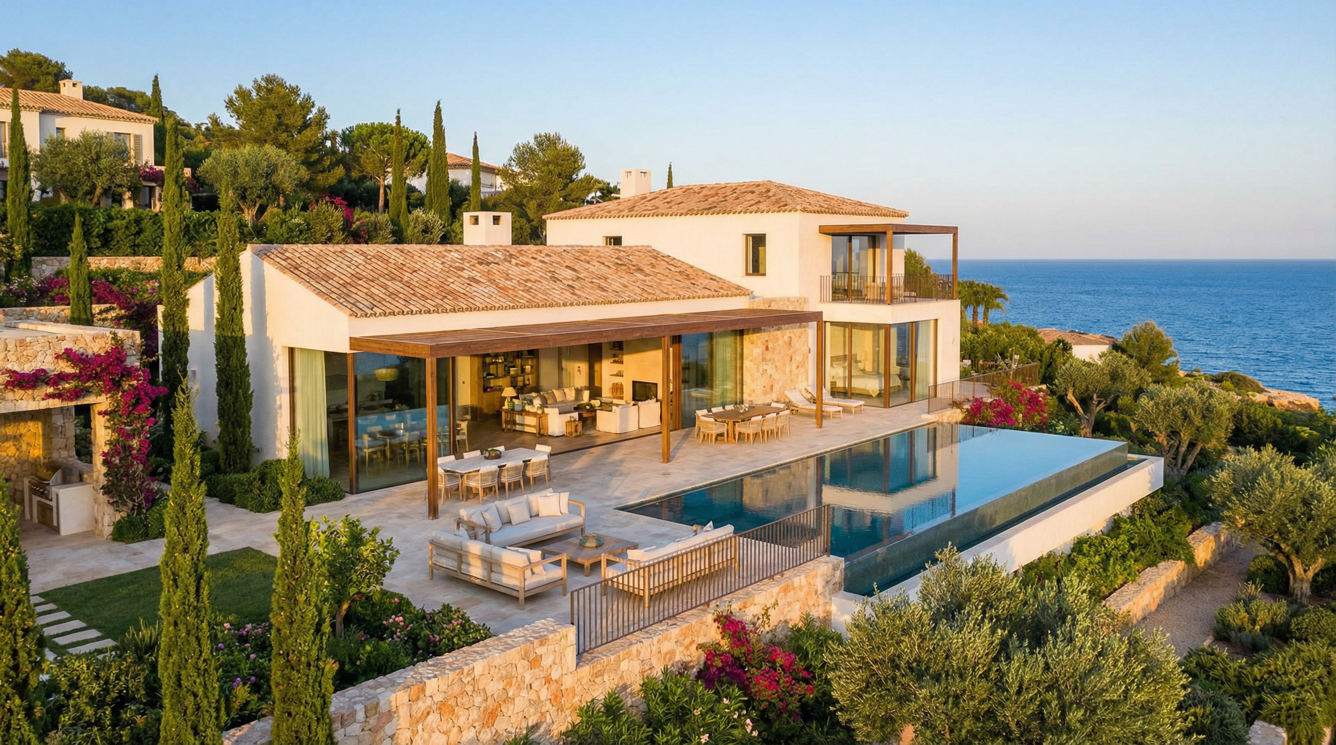 Modern medelhavsvilla i Costa del Sol med traditionella andalusiska inslag, omgiven av grönska och det glittrande blå Medelhavet.