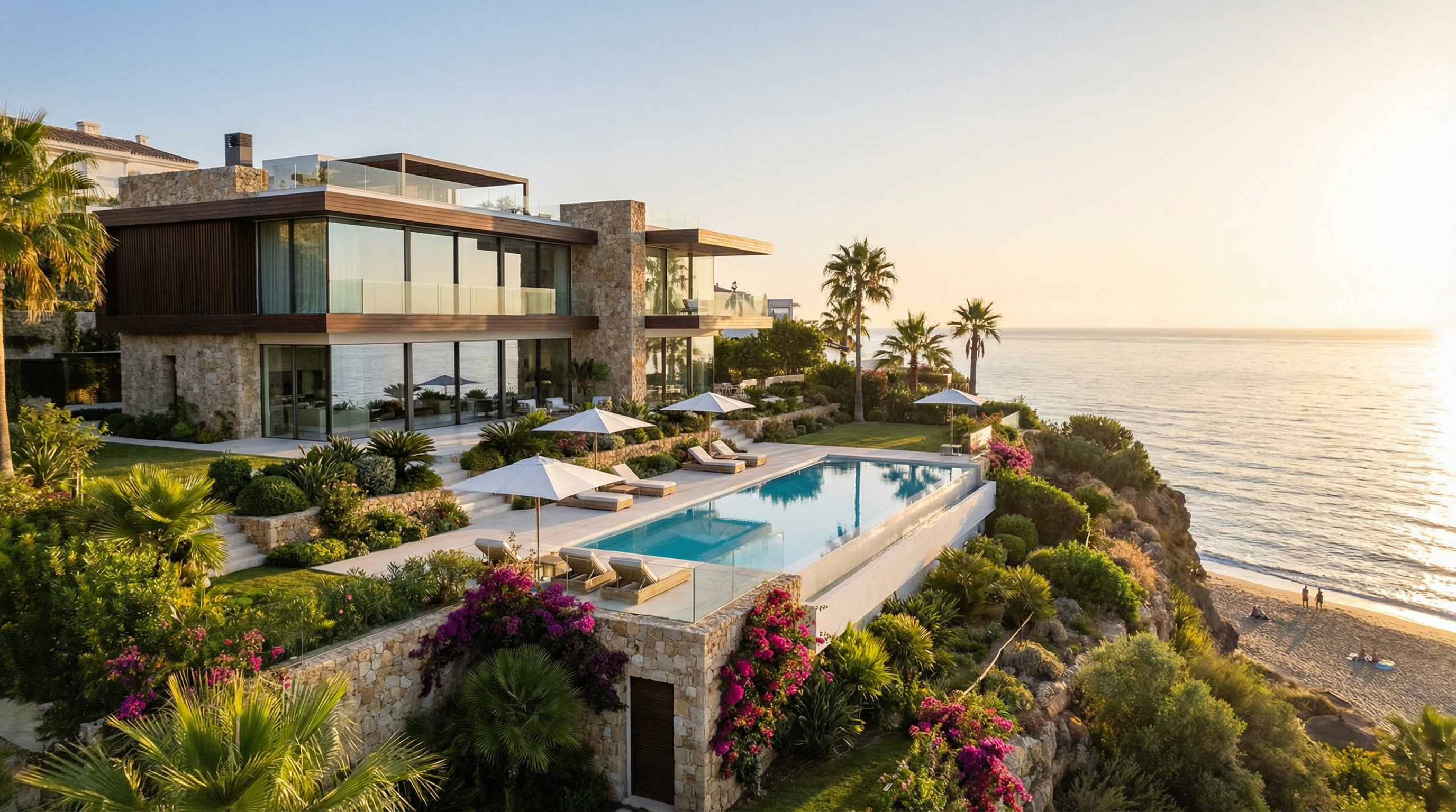 Lyxig bostad på Costa del Sol med modern arkitektur, infinity pool och vacker havsutsikt. Omgiven av trädgårdar och palmer.