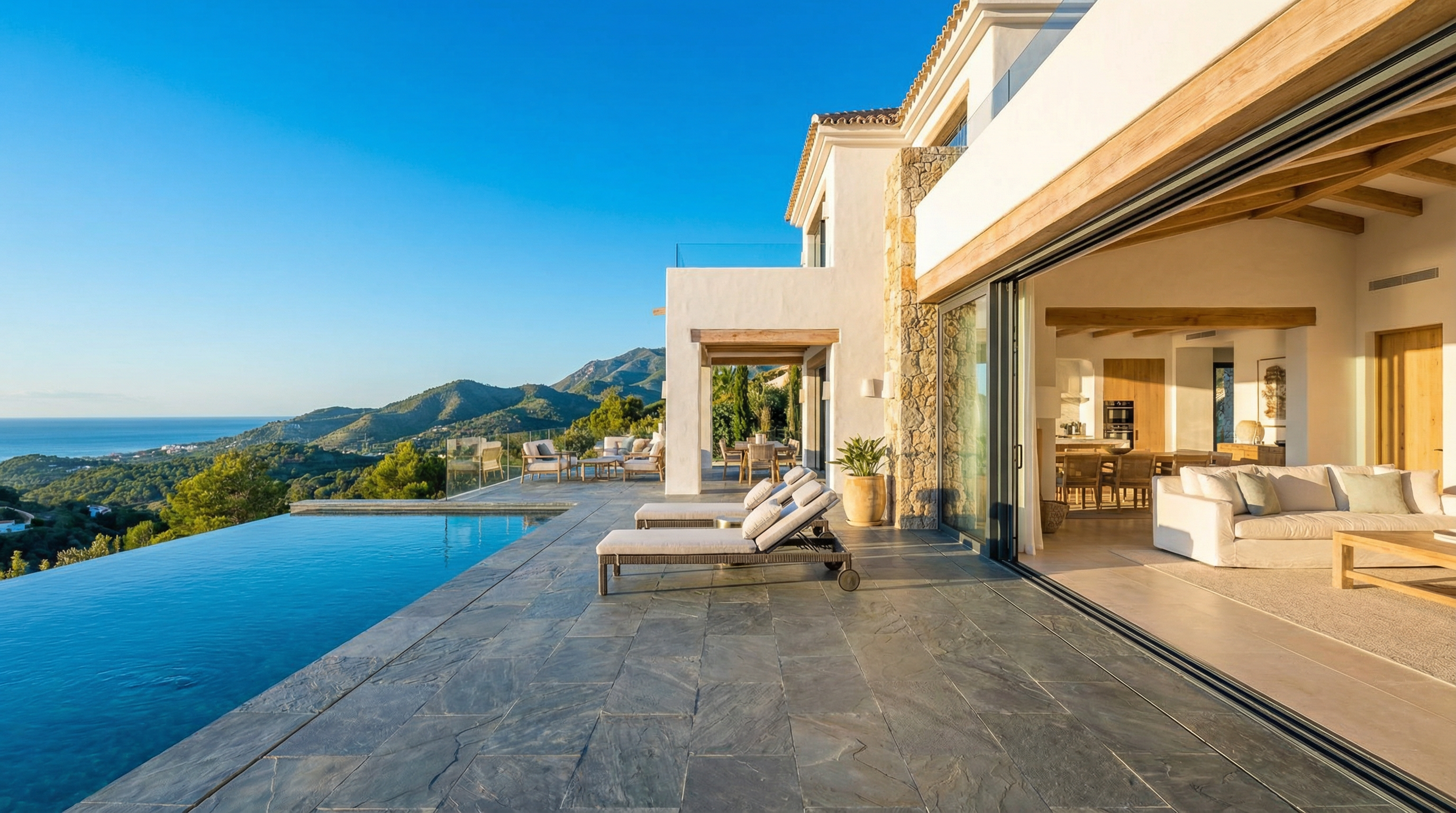 Digitális nomádok a Costa del Sol gyönyörű tengerpartján, jogi tudnivalók és lehetőségek felfedezése.