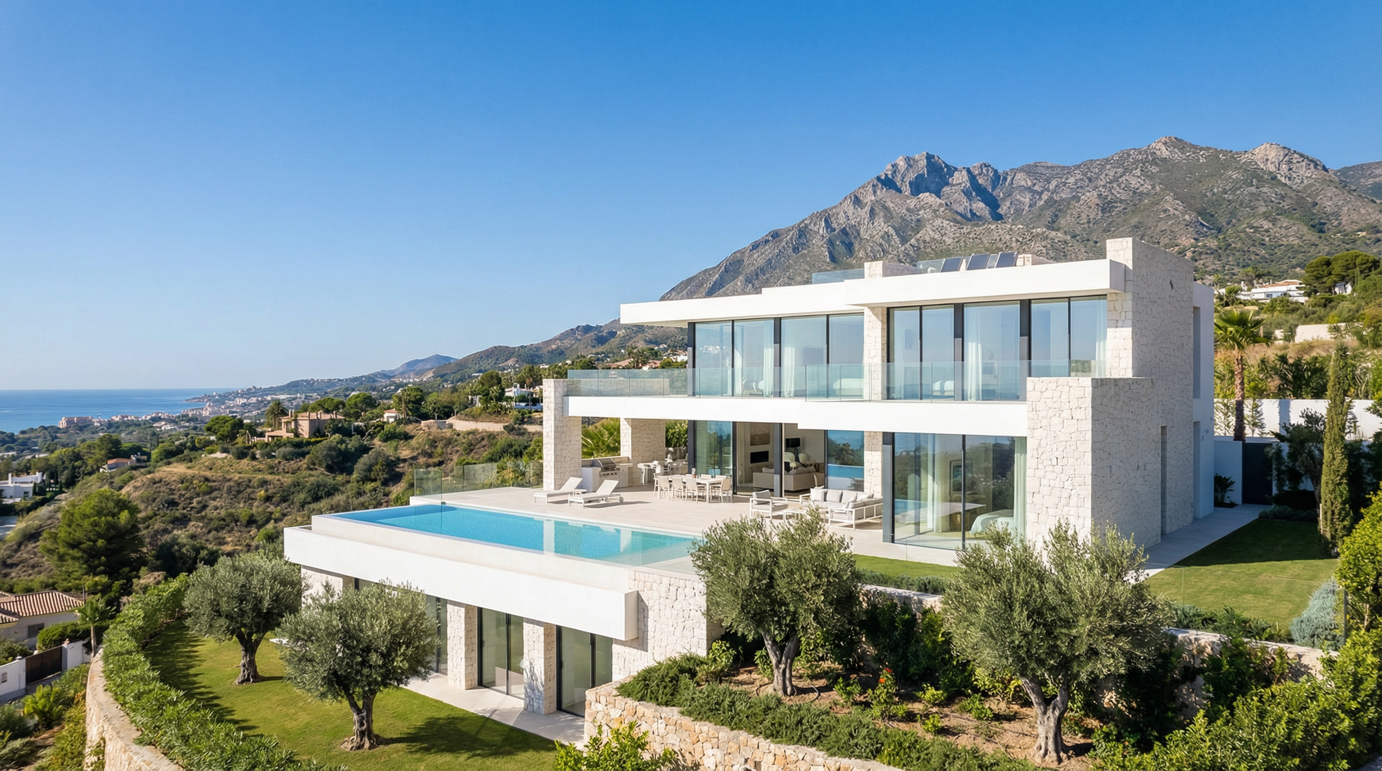 Bereit für einen stressfreien Lebensstil? Diese Luxusimmobilie an der Costa del Sol erwartet Sie, schlüsselfertig für Freude und Harmonie.